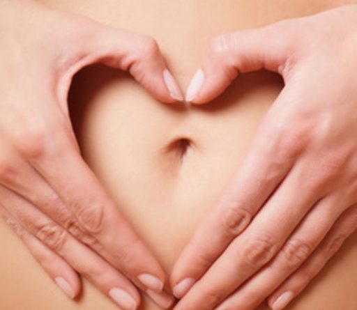 Symbolbild Bücher zur weiblichen Sexualität - Bauch mit Händen