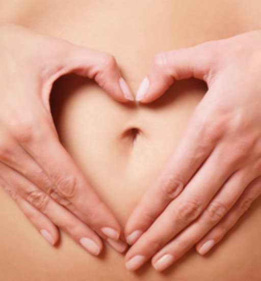 Symbolbild Bücher zur weiblichen Sexualität - Bauch mit Händen