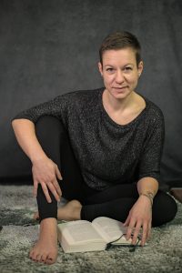 Eva Hanson, Autorin