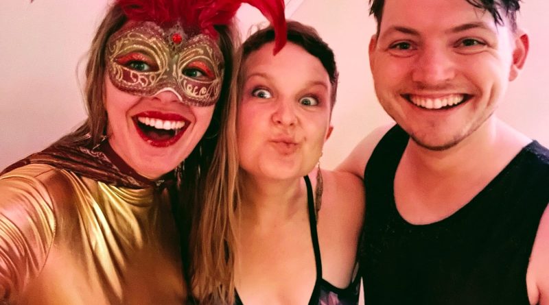 Foto mit drei jungen Leuten beim YoungTra