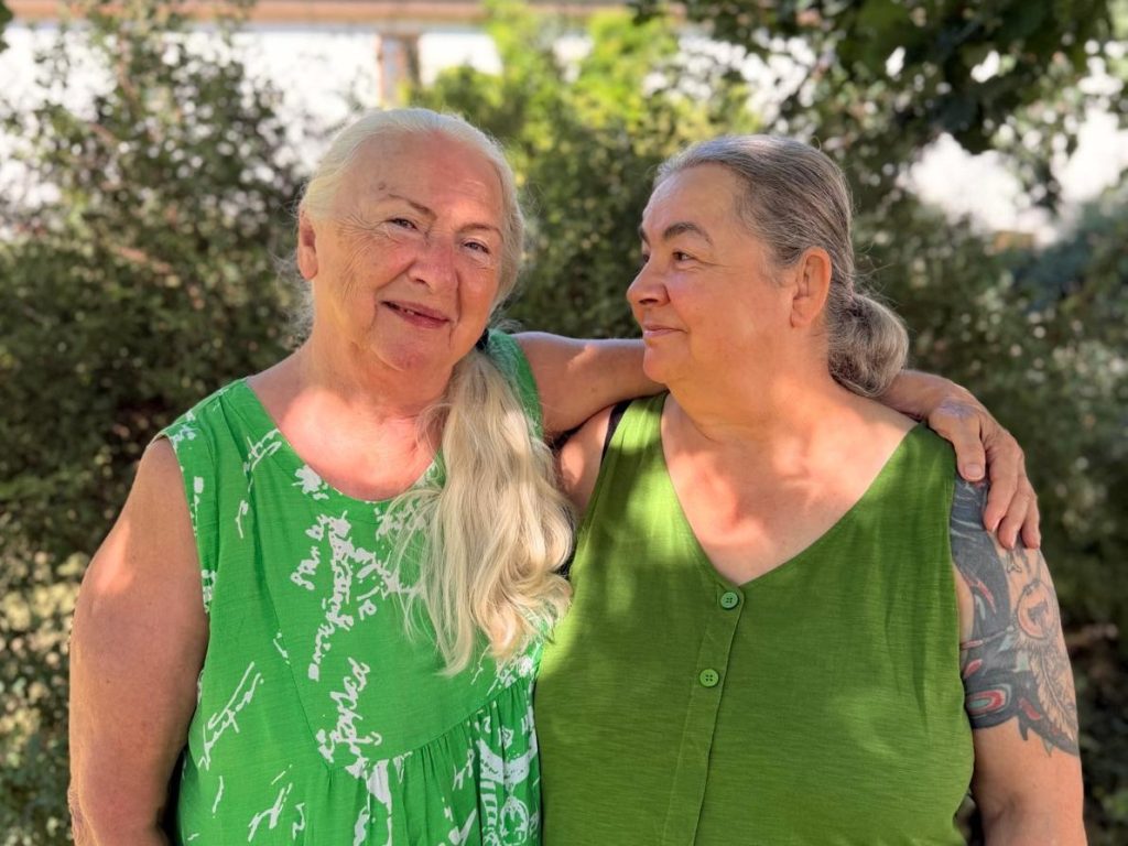 Inari H. Hanel und Nhanga Ch. Grunow im Sonnenschein